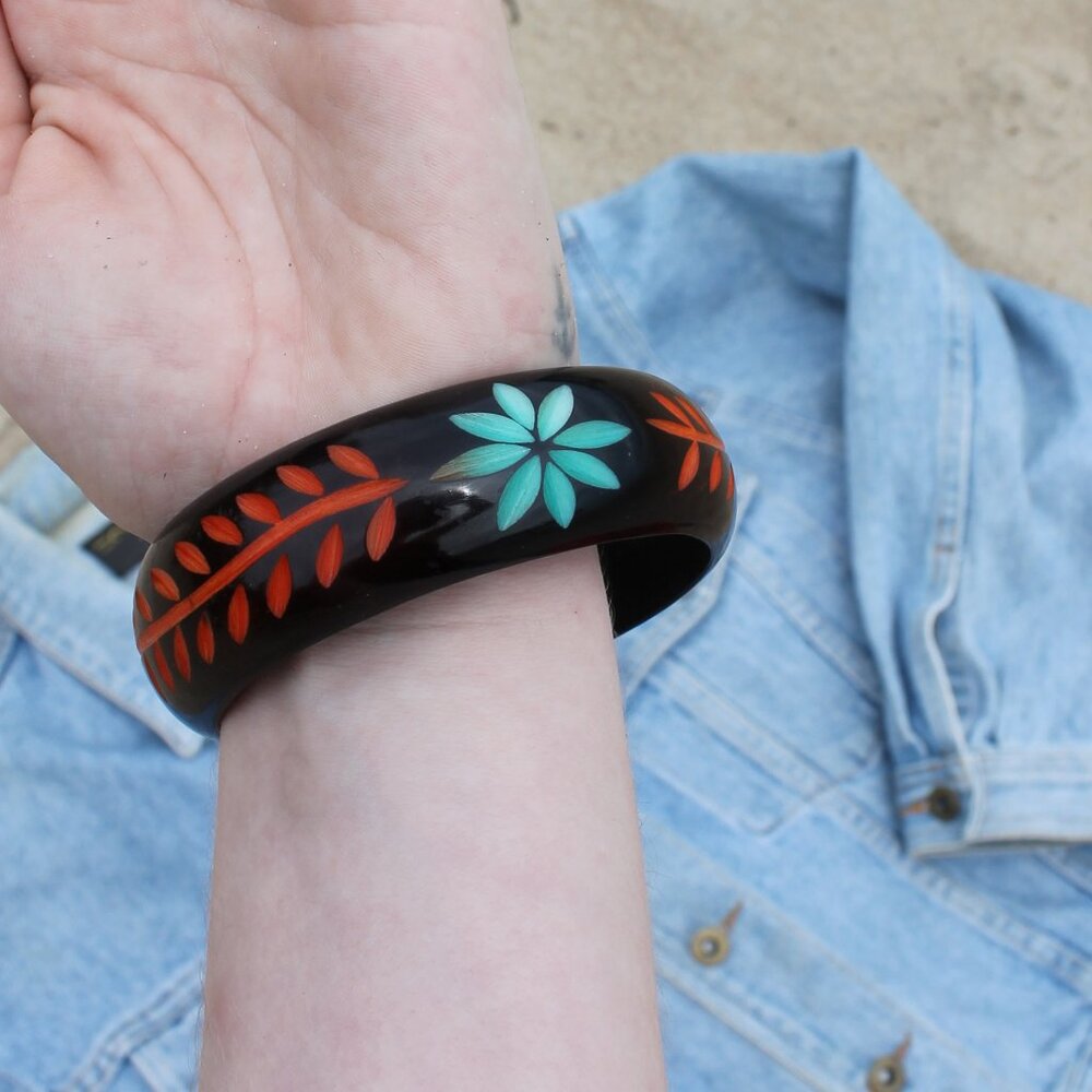 70s Vintage Plastic Hand Etched Bangle Bracelet - Picture 3 of 6
